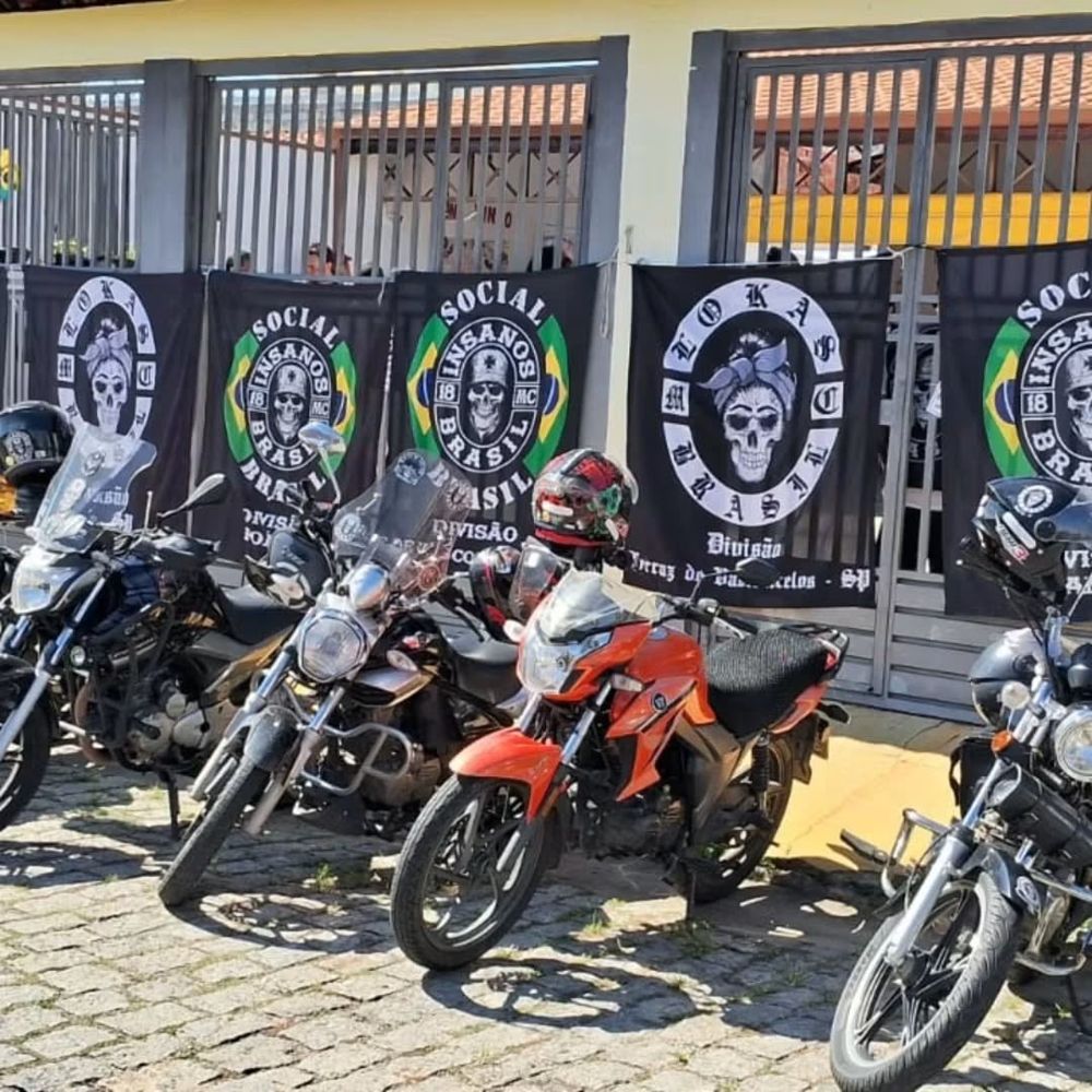 Motocicletas de grupo parceiro estacionadas durante ação social de apoio à AADVIS