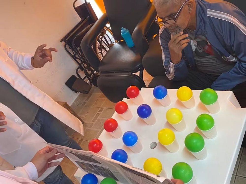 Atividade recreativa com jogo de bolinhas coloridas em um dos projetos da AADVIS